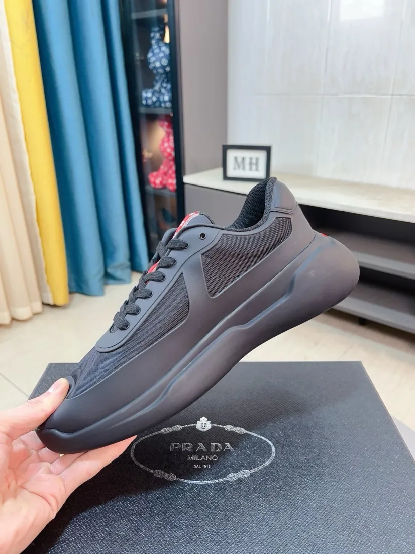 The ex-factory price is 680🌹🌹The high-quality new Prada (Prada) counters are launched simultaneously. The new men's shoes and 😘fabrics are selected from imported mesh and glue-spraying technology. Imported cowhide lining. 👍🏿High-end☄️Open-molded non-slip rubber outsole, exquisite lines, simple and elegant, comfortable and high-end for leisure travel. Code number: 38 to 44